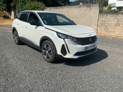 la voiture blanche est garée sur le côté de la route