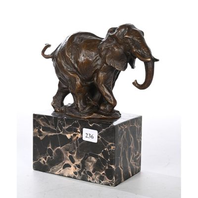statue en bronze représentant un éléphant, posée sur un socle en marbre