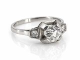 gros plan d'une bague en diamant sur une surface blanche