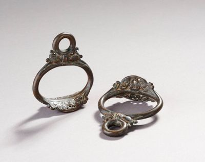 une paire de bagues anciennes en argent posées sur un fond blanc