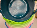 une pile de bols en plastique colorés empilés les uns sur les autres