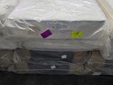 de nombreux matelas posés à même le sol dans un entrepôt