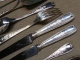 beaucoup de cuillères et de fourchettes en argent sur la table