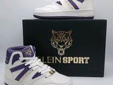 baskets montantes violettes et blanches, ornées d'un logo représentant un tigre sur le côté
