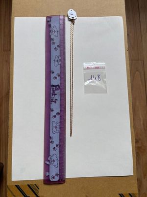 une image représentant un ruban violet et blanc sur une feuille de papier