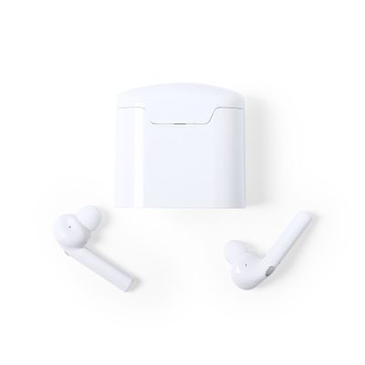 AirPods d'Apple avec leur boîtier de recharge et le casque posés sur une surface blanche