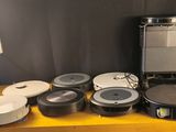 une cafetière posée sur une table en bois