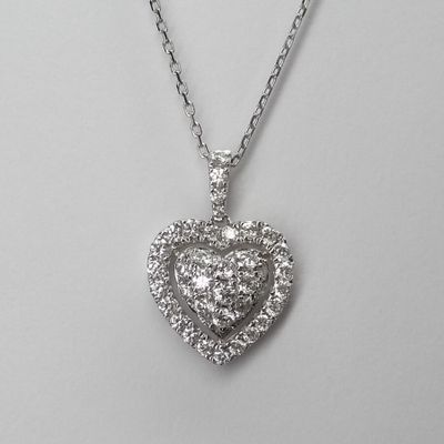 Pendentif Coeur en or blanc et 38 diamants (env. 0.5 ct). On…