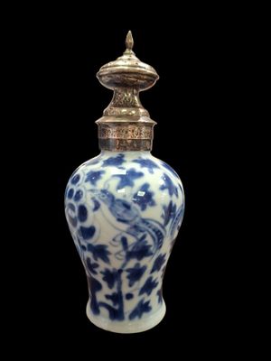 CHINE, Période Jiaqing, Fin XVIIIe Petit vase en porcelaine …