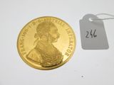 gros plan d'une pièce d'or portant une étiquette de prix