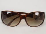 lunettes de soleil marron avec des verres marron sur fond blanc