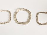 trois types de bracelets différents sur un fond blanc