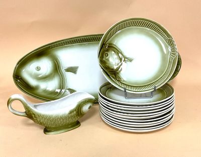 un grand nombre d'assiettes et de bols posés sur une table