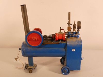 une machine bleue posée sur une surface blanche