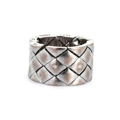 une image représentant une bague en argent sur fond blanc