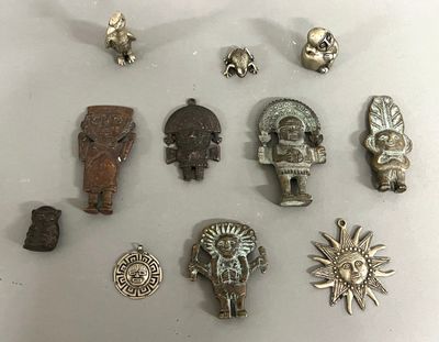 AMERIQUE CENTRALE Suite de onze petits objets de vitrine et …