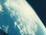 vue de la Terre depuis l'espace, avec la Lune en arrière-plan