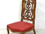 une chaise en bois avec une assise rouge et un coussin rouge