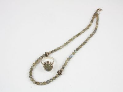 collier composé de perles de labradorite et d'argent sur fond blanc