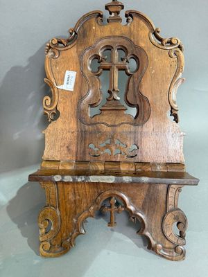 une vieille étagère en bois posée contre un mur, sur laquelle se trouve une horloge