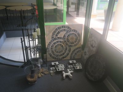 une photo d'une pièce avec une horloge et des photos posées par terre