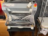 une machine posée sur une table dans une pièce