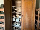 une armoire en bois contenant tout un tas de livres
