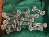 un tas de morceaux de verre transparent posés sur un tissu vert