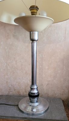 une lampe posée sur une table