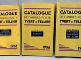 trois boîtes de catalogues posées sur une table avec un fond blanc