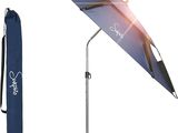 un parapluie bleu posé sur un support, avec un sac bleu à côté