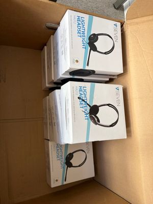 trois boîtes de casques posées sur un carton