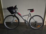 un vélo équipé d'un panier à l'arrière