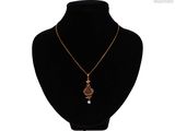 un mannequin noir portant un collier orné d'un pendentif en forme de rose