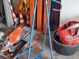 une photo d'un chariot contenant des outils dans un garage