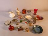 de nombreux objets en verre de toutes sortes sur la table