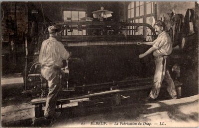 deux hommes travaillant sur une machine dans une usine, dont l'une est en marche