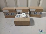 quatre paquets de papier toilette posés les uns à côté des autres sur une table