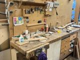 un établi dans un atelier, sur lequel sont posés de nombreux outils