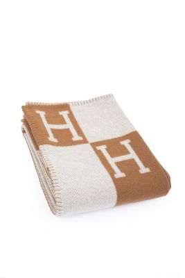 La couverture marron et blanche porte la lettre « h »