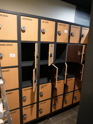 1 Ensemble DE 4 Blocs DE Vestiaires DE 15 Cases Sur Socles 9…
