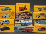 de nombreux modèles différents de petites voitures exposés dans une boîte