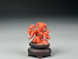 Figurine chinoise en corail sculpté représentant un dragon, posée sur un socle