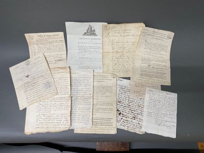 une pile de vieux papiers posée sur une table