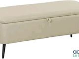 un banc blanc sur lequel est posé un coussin