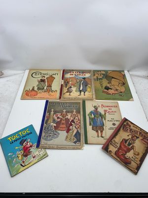 plusieurs livres pour enfants sont alignés sur une surface blanche