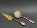Deux cuillères et un couteau sont posés sur une table.