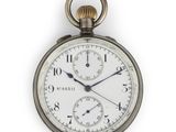 une vieille montre de poche dont le cadran est orné de chiffres romains