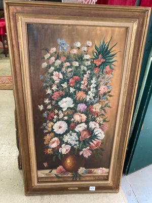 tableau représentant un vase de fleurs posé sur une table devant une chaise rouge