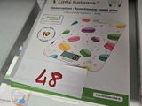 une boîte de petites balances en vente sur la table